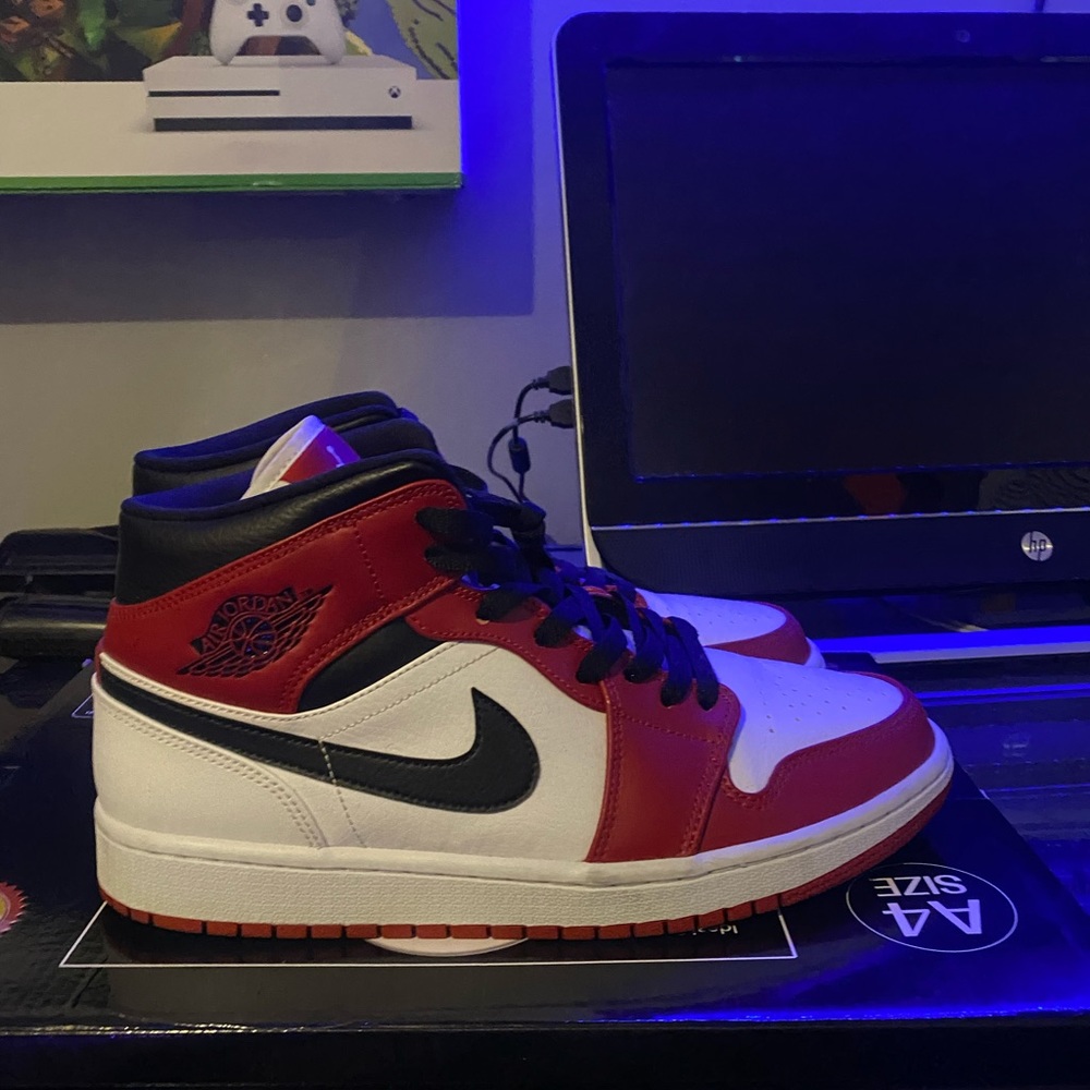 Jordan 1 Chicago with a hoodie - Picture 1 of 4